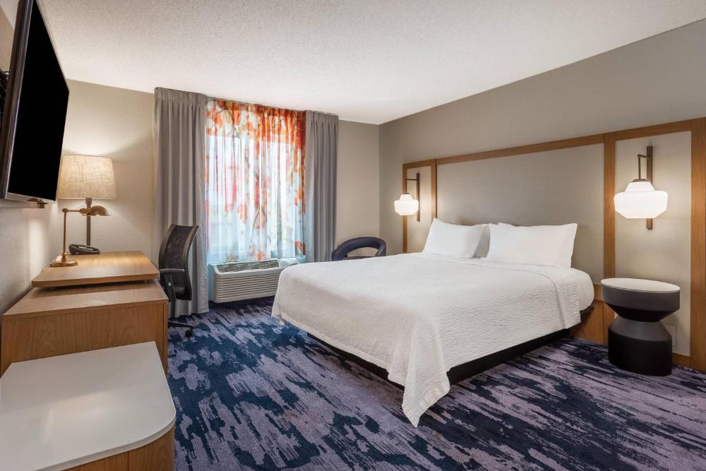 King Room with Roll-In Shower - Mobility Access/Communication Assistance interior